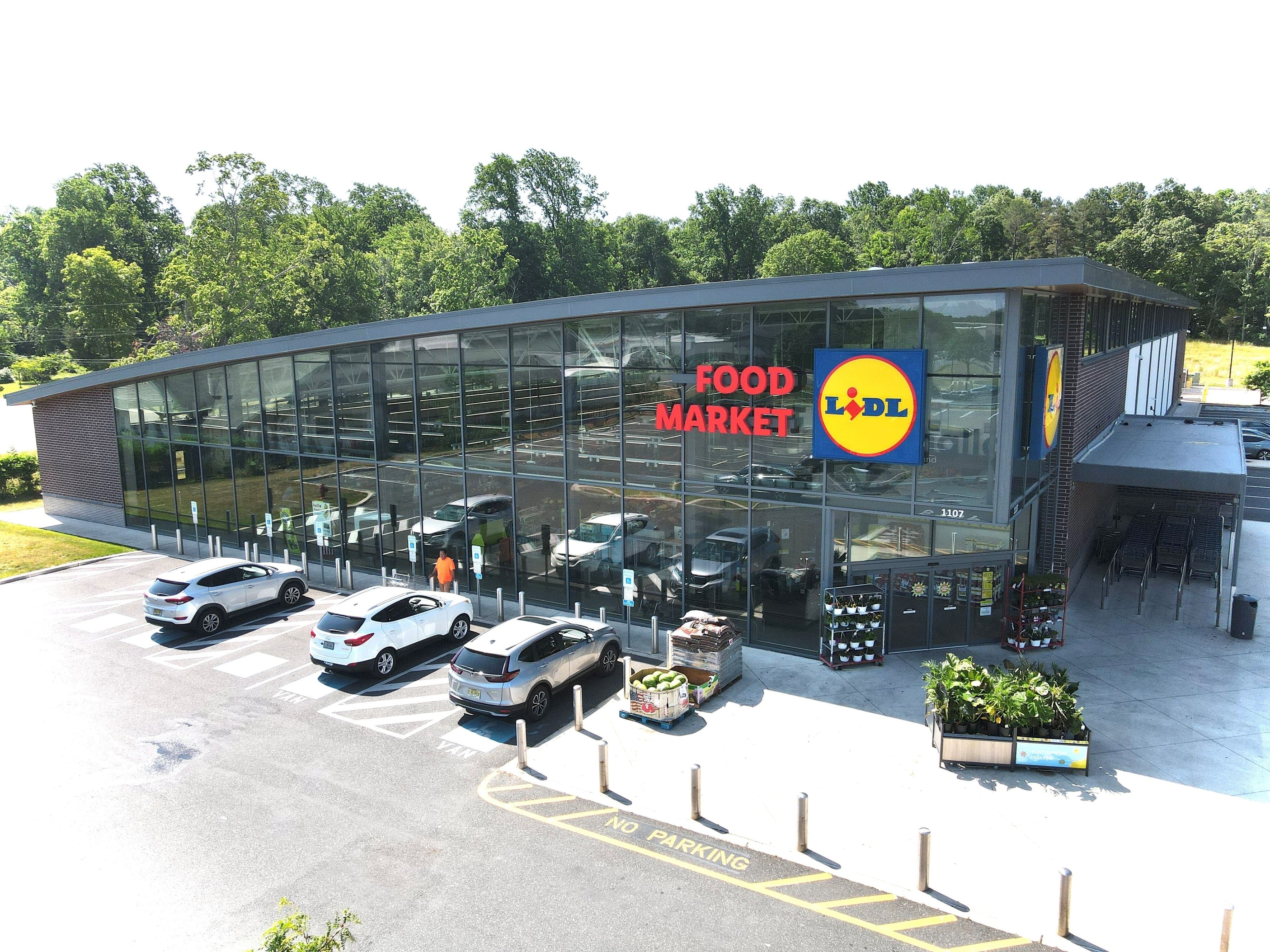 Food market curtain wall